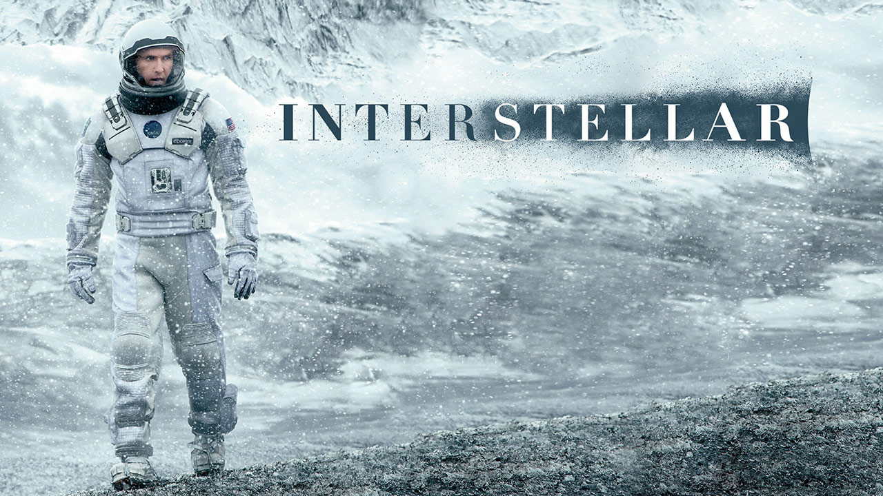 Matthew McConaughey loopt in ruimtepak in een winterse omgeving met daarnaast het woordlogo van de film Interstellar.